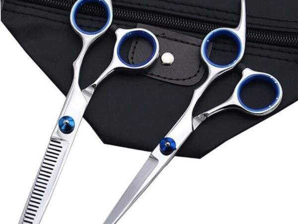 TIJERA DE BARBERIA PLATEADA CON BORDES AZUL