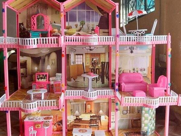 CASA DE BARBIE + MUÑECA Y KEN DE 245 PCS