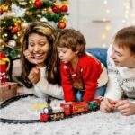 TREN NAVIDEÑO QUE BOTA HUMO AL REDEDOR DEL ARBOL DE NAVIDAD - Imagen 3