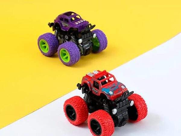 CARRITO DE JUGUETE CON LLANTAS DE COLORES