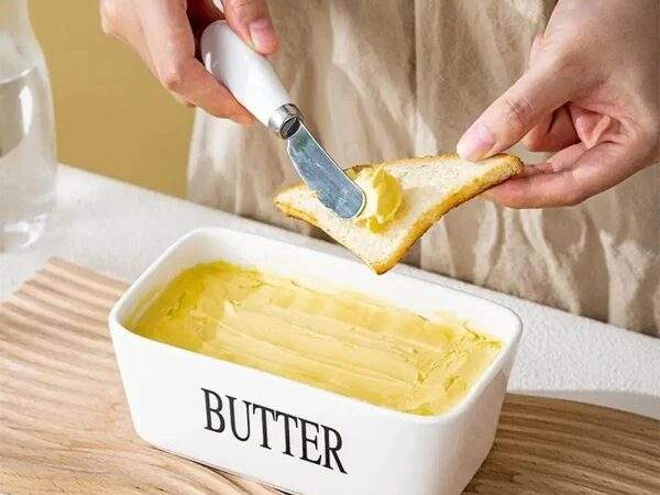 MANTEQUILLERA CON TAPA DE BAMBÚ Y UTENSILIO 